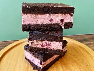 ice cream sandwich recipe, chocolate blueberry dessert, summer treat, homemade ice cream sandwich, fudgy brownie ice cream, chilled dessert recipes, summer dessert ideas, creative ice cream flavors.