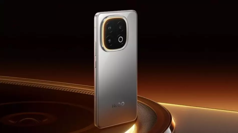 iQOO 13 launch India Nardo Grey Legend Edition Snapdragon 8 Elite customizable Halo Light 6.82-inch 2K OLED screen 144Hz refresh rate triple rear camera 50-megapixel sensors 32-megapixel front camera up to 16GB LPDDR5X RAM 1TB UFS 4.0