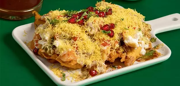 Palak Chaat Recipe Raghvendra Singh Meetha By Radisson crispy spinach chaat fried palak leaves tangy flavors chutneys spices rainy day snack crunchy fried palak leaves tangy chutneys savory treat besan