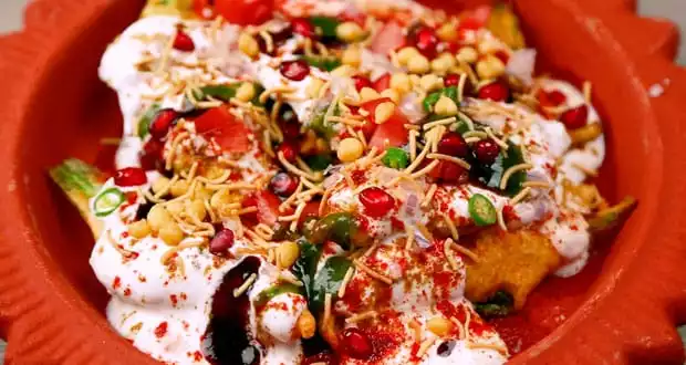Palak Patta Chaat recipe spinach snack healthy appetizer crispy chaat palak leaves besan deep fried curd chutneys masala chutney black salt cumin chili powder mint chutney boondi sev pomegranate easy recipe evening snack Indian street food palak patta chat tangy snack yogurt toppings spicy snack homemade chaat