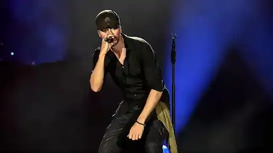 EnriqueIglesias MumbaiConcert EnriqueReturnsToIndia EnriqueFanMoment ViralConcertVideo PopStarIndia LiveShowMumbai EnriqueKissesFan BollywoodCelebrities ConcertHighlightsIndia SpanishSinger MumbaiEvents EntertainmentNewsIndia CelebrityConcertIndia EnriqueLivePerformance MMRDAGrounds ConcertViralClip IndiaTour2025 MusicFansIndia PopMusicLegend SweetFanInteraction StarStuddedConcert