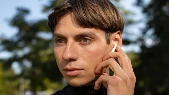 earbuds skin problems earbuds acne earbuds breakouts earbuds irritation earbuds infection earbuds hygiene earbuds cleaning earbuds safety dermatologist advice Dr Rinky Kapoor The Esthetic Clinics ear acne ear pimples jawline acne earbuds rash earbuds allergy earbuds reaction earbuds redness earbuds itching earbuds folliculitis earbuds bacteria earbuds moisture earbuds sweat earbuds friction earbuds side effects