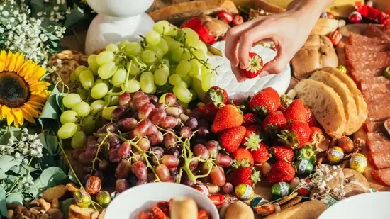 low FODMAP foods low FODMAP diet low FODMAP fruits low FODMAP vegetables Dr Saurabh Sethi AIIMS gastroenterologist gut health tips digestive health foods for bloating low FODMAP swaps low FODMAP alternatives foods to avoid for gas healthy gut diet low FODMAP list low FODMAP meal plan how to reduce bloating FODMAP explained FODMAP diet guide low FODMAP recipes low FODMAP doctor advice Harvard gastroenterologist tips green banana benefits kiwi for digestion zucchini for gut health okra for digestion strawberries for bloating foods for IBS best low FODMAP vegetables low FODMAP fruits and veggies low