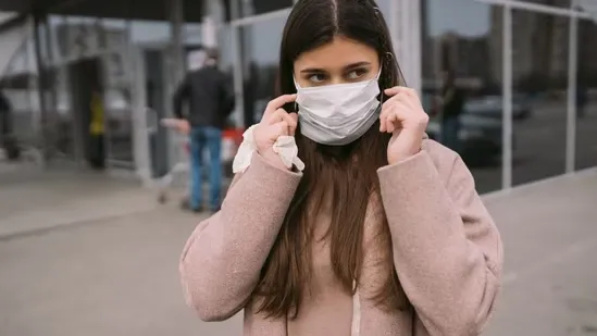 pollution mask protection N95 mask effectiveness KN95 mask safety air pollution India winter smog health air quality PM2.5 protection respiratory health tips anti pollution mask best masks for pollution lung protection tips pollution and health expert pulmonologist advice air purifier home pollution effects air pollution awareness mask replacement frequency mask hygiene urban pollution India Delhi air quality AQI