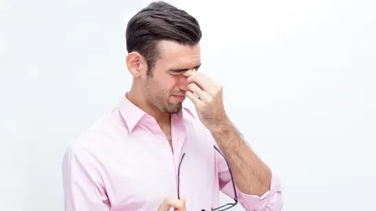 eye health tips vision care daily eye habits reduce eye strain healthy eyesight screen hygiene ophthalmologist advice UV protection eye hydration 20 20 20 rule digital eye strain prevention vision wellness eye nutrition leafy greens for eyes omega 3 for eyes regular eye checkups Dubai health news eye protection habits avoid eye rubbing sleep for eye health exercise for vision good vision practices prevent eye problems maintain eyesight healthy lifestyle for eyes vision improvement steps ophthalmology guidance