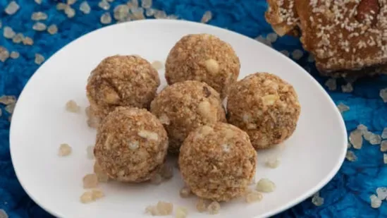 Gond laddu winter recipe Rajasthan winter sweet immunity boosting food bone strength traditional Indian sweets edible gum benefits healthy winter foods ghee benefits wheat flour laddu recipe nutritious laddu North Indian winter food gond ke laddu homemade laddus healthy Indian recipes winter health tips natural body heat boosting energy rich sweets postpartum recovery foods traditional Rajasthani dish dry fruits