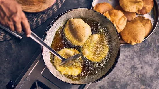 cooking oils health omega 6 omega 3 balance healthy diet vegetable oils flaxseed oil chia oil perilla oil olive oil soybean oil sunflower oil safflower oil corn oil heart health weight loss inflammation healthy lifestyle diet advice nutrition expert omega fatty acids fitness cooking oil tips food choices balanced nutrition healthy fats walnuts salmon sardines mackerel diet improvement