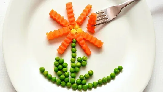 longevity expert healthy eating colorful diet meal sequencing blood sugar balance digestion tips healthy aging plant based foods phytonutrients benefits nutritious meals wellness habits health improvement tips disease prevention nutrition research vegetables first protein second carbohydrates last balanced meals healthy lifestyle expert advice wellness routine human performance diet order matters nutrition guidelines vibrant plate food colors chronic disease risk reduce diabetes prevention cancer prevention dementia