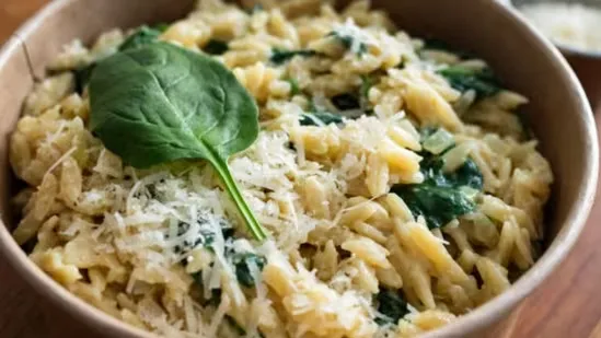 creamy spinach garlic pasta winter comfort food healthy pasta recipe nutritious pasta dish spinach pasta recipe garlic pasta recipe winter meal ideas easy pasta meals healthy comfort food iron rich pasta fibre rich pasta spinach benefits garlic health benefits creamy sauce pasta recipe light cream pasta winter cooking ideas simple family meals kid friendly pasta recipe wholesome pasta recipes quick winter dinners winter