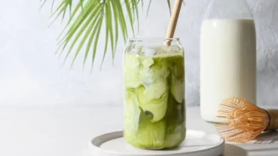 iced matcha latte recipe iced matcha latte winter drink matcha low sugar drink matcha energy drink Japanese matcha green tea powder matcha health benefits matcha antioxidants matcha immunity booster iced latte DIY drink easy matcha recipe five minute drink healthy winter drinks matcha for focus L theanine