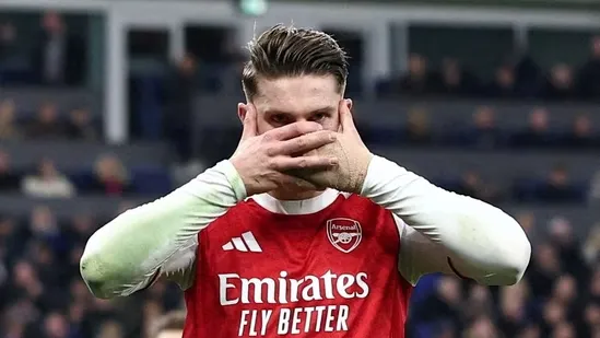 Viktor Gyokeres Arsenal Premier League Arsenal vs Everton Arsenal top of the table Arsenal Christmas leaders Premier League 2025 Arsenal win Everton penalty goal Gyokeres goal drought Mikel Arteta Arsenal title race Arsenal clean sheet Bukayo Saka Declan Rice Jordan Pickford