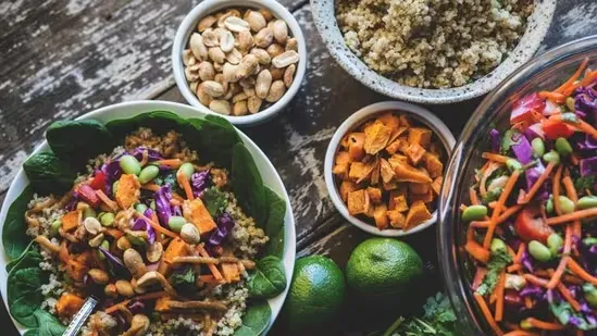 Health Expert Reveals Six Hormone-Balancing Foods That Keep Your Energy Stable All Day hormone balancing foods steady energy foods natural hormone health hydration for hormones energy boosting foods daily energy tips healthy eating for hormones slow carbs healthy fats for hormones magnesium rich foods high fiber foods hormone support nutrition for energy healthy breakfast for energy protein for hormones hormone friendly meals energy crash prevention whole grains for energy healthy lifestyle tips integrative