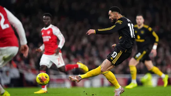 Premier League news Arsenal vs Manchester United Arsenal home defeat Manchester United win Emirates Stadium Matheus Cunha goal Michael Carrick Manchester United manager Arsenal title race Aston Villa win Newcastle United Chelsea vs Crystal Palace