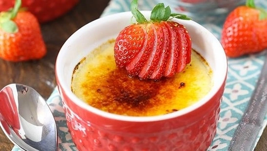 no bake strawberry crème brûlée healthy dessert recipe low calorie dessert high protein dessert nutritionist recipe strawberry dessert healthy sweets macro friendly dessert weight loss dessert guilt free dessert easy dessert recipe no bake dessert ideas Valentine’s Day dessert healthy Valentine dessert protein dessert recipe