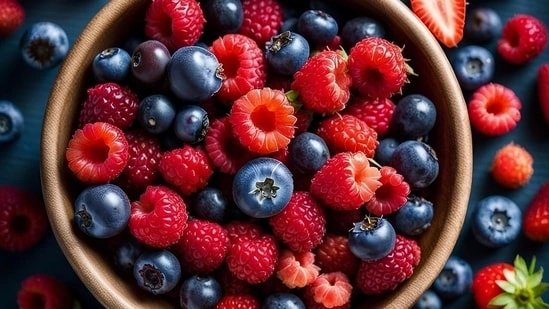 cognitive decline brain health foods blueberries strawberries polyphenols brain ageing memory loss prevention dementia risk reduction plant based diet brain health anthocyanidins benefits Dr Austin Perlmutter brain nutrition berries for memory healthy ageing brain foods cognitive health tips natural ways