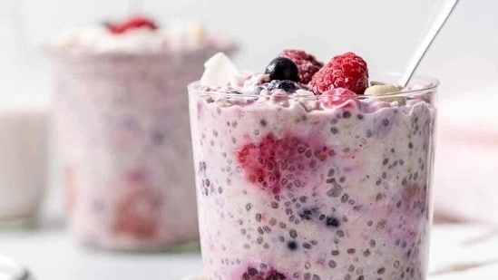 mixed berry overnight oats high protein overnight oats healthy breakfast recipe doctor approved breakfast oats with protein fibre rich breakfast overnight oats recipe gut health breakfast chia seed oats flaxseed oats hemp seed breakfast quick breakfast ideas healthy meal prep breakfast overnight oats for weight