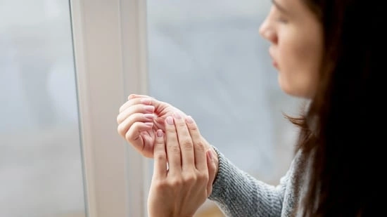 dry hands dry feet dry skin causes dermatologist advice dry skin symptoms winter skin problems hand foot dryness health signs dry skin medical conditions eczema psoriasis hypothyroidism diabetes skin dryness xerosis skin care tips moisturiser for dry hands dry