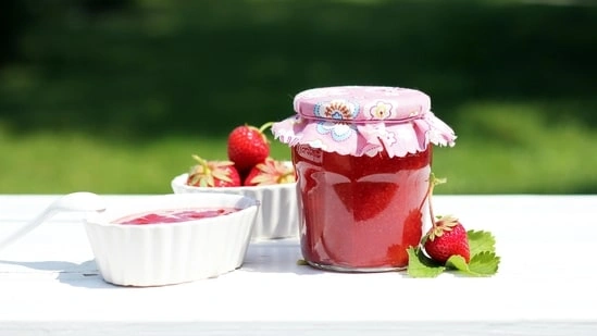 healthy jam recipe no sugar jam strawberry chia seed jam high fibre jam homemade jam recipe gastroenterologist nutrition tips healthy breakfast spread sugar free strawberry jam chia seed benefits frozen strawberries recipe gut friendly foods clean eating recipes natural sweeteners maple syrup health recipe fibre