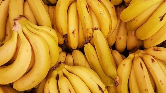 chemically ripened bananas naturally ripened bananas how to identify ripe bananas Dr Manan Vora banana health risks calcium carbide in fruits artificial fruit ripening banana safety tips toxic chemicals in bananas how to spot fake ripe bananas banana ripening methods fruit safety awareness healthy eating tips India food