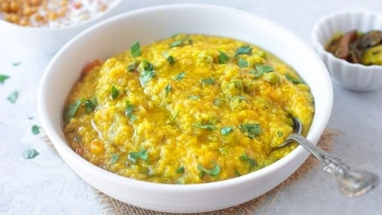 lal saag quinoa khichdi recipe high protein khichdi recipe quinoa dal khichdi healthy Indian recipe Vanshika Khurana recipe fitness influencer diet recipe 25g protein meal fibre rich Indian food red amaranth benefits quinoa health benefits gluten free khichdi recipe