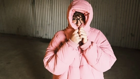 feeling cold all the time cold sensitivity causes why do I feel cold doctor explains cold intolerance health reasons iron deficiency symptoms body temperature regulation low body fat cold sensitivity chronic stress