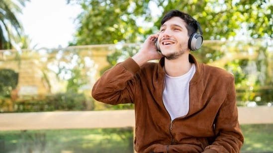 headphone ear pain hearing protection tips 60 60 rule headphones safe listening habits prevent hearing loss ear health tips headphone usage limits tinnitus symptoms hearing damage prevention ENT advice