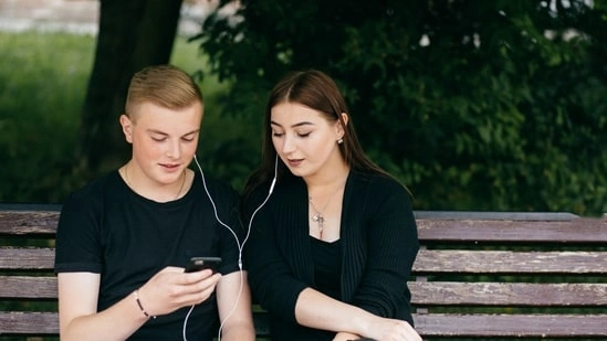 sharing earphones risk ear infection earbuds hygiene ear infection causes otitis externa earbuds otomycosis fungal ear infection ear health tips ear hygiene advice sharing earbuds dangers ear infection symptoms ear