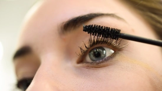 summer makeup tips sweat proof makeup makeup in heat makeup melting solution sweat resistant makeup skincare prep for makeup summer beauty tips oily skin makeup tips makeup setting spray tips mattifying