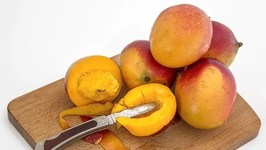 summer fruits blood sugar control mango diabetes watermelon sugar spike how to eat fruits safely fruit for diabetes glycemic index fruits healthy fruit eating tips fruit portion control summer diet health tips low GI