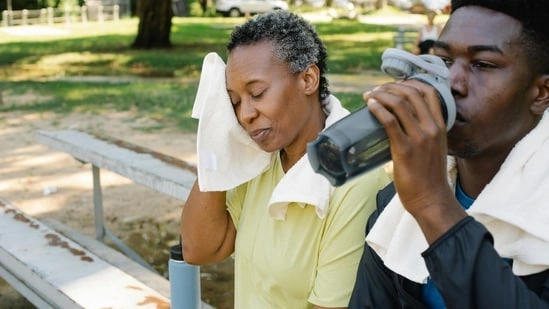 heatstroke symptoms heatstroke prevention summer health tips heatwave safety heatstroke treatment dehydration symptoms hot weather safety summer illness prevention heat exhaustion vs heatstroke body