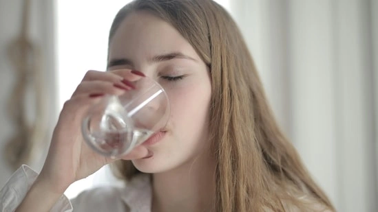 dehydration signs dehydration symptoms summer health hydration tips headache