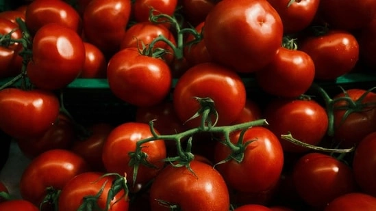 tomato health benefits cooked tomatoes lycopene absorption anti ageing foods skin health nutrition tips